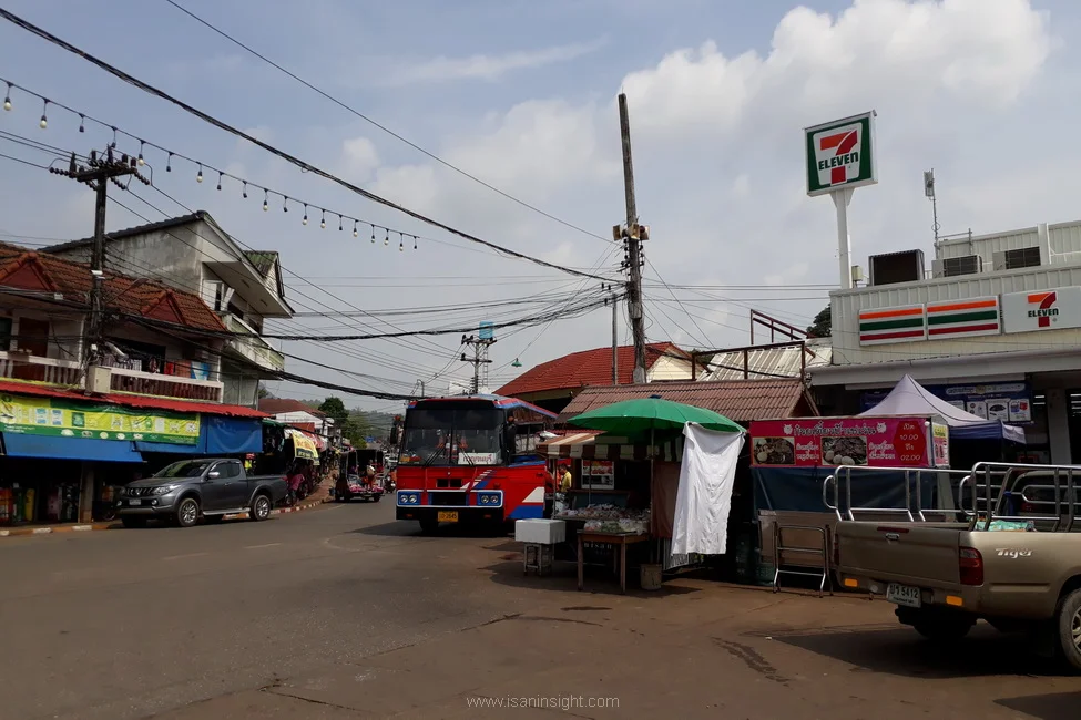 คิวรถบัสทองผาภูมิ รถไฟ น้ำตก กาญจนบุรี ทองผาภูมิ บ้านอีต่อง เหมืองแร่ปิล๊อก เดินทาง